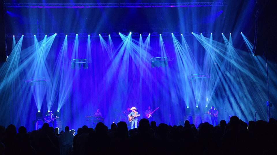 Justin Moore Tours To Support Straight Outta the Country